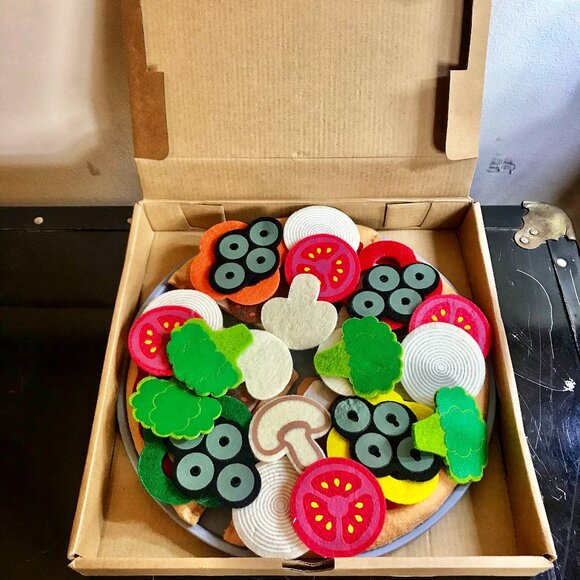 Melissa & Doug Felt Food Pizza Set with Toppings 40 Pieces Montessori Toy Used - Picture 1 of 6